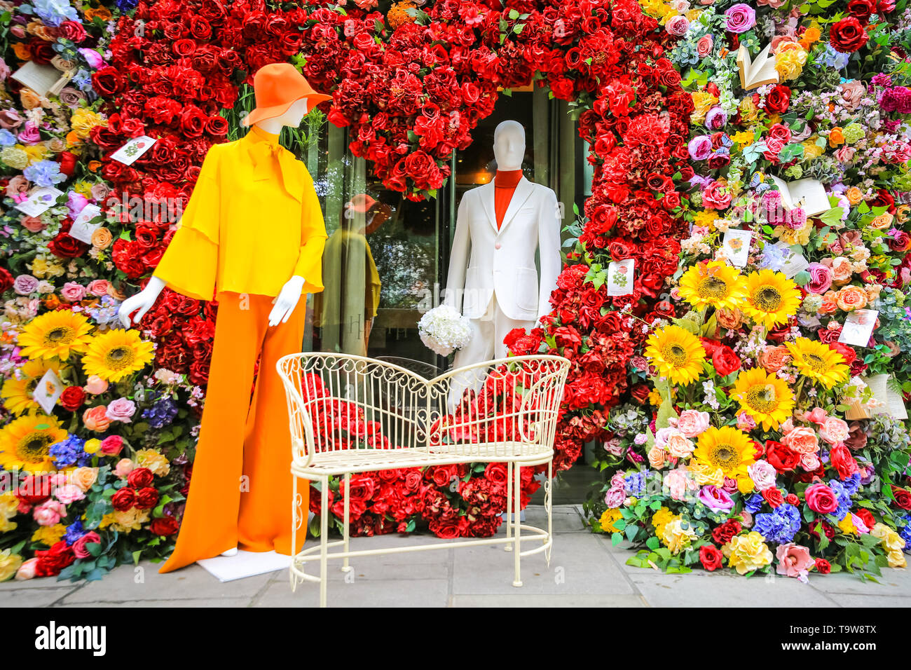 2019.Belgravia, London, UK, 20th May 2019. The Hari Hotel has created a spectacular heart shaped floral display with sixties inspired figures and a love seat, which is popular with passers-by taking photos. Belgravia's fourth annual floral festival coincides with the RHS Chelsea Flower Show in neighbouring Chelsea. Credit: Imageplotter/Alamy Live News Stock Photo