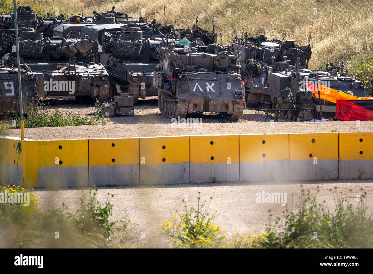 Nahal Oz, Israel. 5th Apr, 2019. Israeli military vehicles and tanks seen positioned near the border on the Gaza Strip at Kibbutz Nahal Oz, Israel. Credit: Ronen Tivony/SOPA Images/ZUMA Wire/Alamy Live News Stock Photo