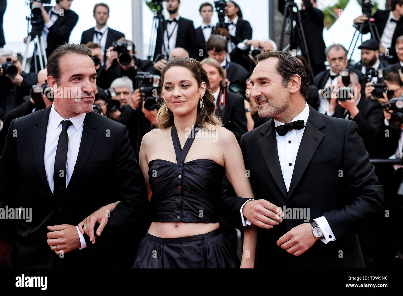 Cannes, France. 20th May, 2019. Marion Cotillard and Jean Dujardin poses on  the red carpet for La Belle Epoque ( The good times ) on Monday 20 May 2019  at the 72nd