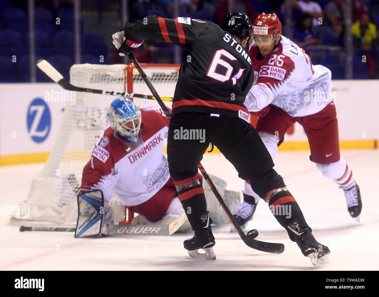 Kosice, Slovakia. 20th May, 2019. Ice hockey: World Championship, Canada - Denmark, preliminary round, Group A, 6th matchday in the Steel Arena. Canada's Mark Stone (M) in action against Denmark's goalkeeper Patrick Galbraith and Oliver Lauridsen (r). Credit: Monika Skolimowska/dpa-Zentralbild/dpa/Alamy Live News Stock Photo