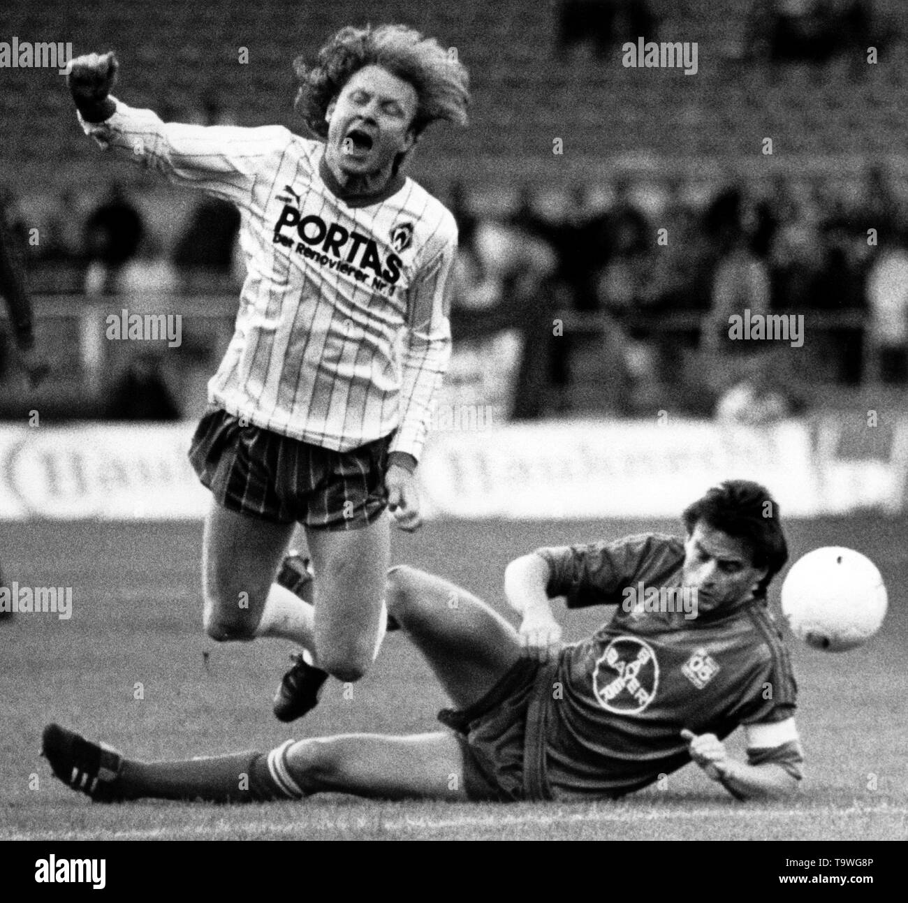 FILED - 29 October 1988, Bremen: Football SV Werder Bremen - Bayer 05 Uerdingen in the Weserstadion. Bremen striker Manfred Burgsmüller (l) is brought down in a duel by Uerdingen captain Matthias Herget with a tackle. The former footballer Manfred Burgsmüller is dead. The former player from Borussia Dortmund and Werder Bremen died at the age of 69, according to the police in Essen on Tuesday (21.05.2019). Photo: Ingo Wagner/dpa Stock Photo