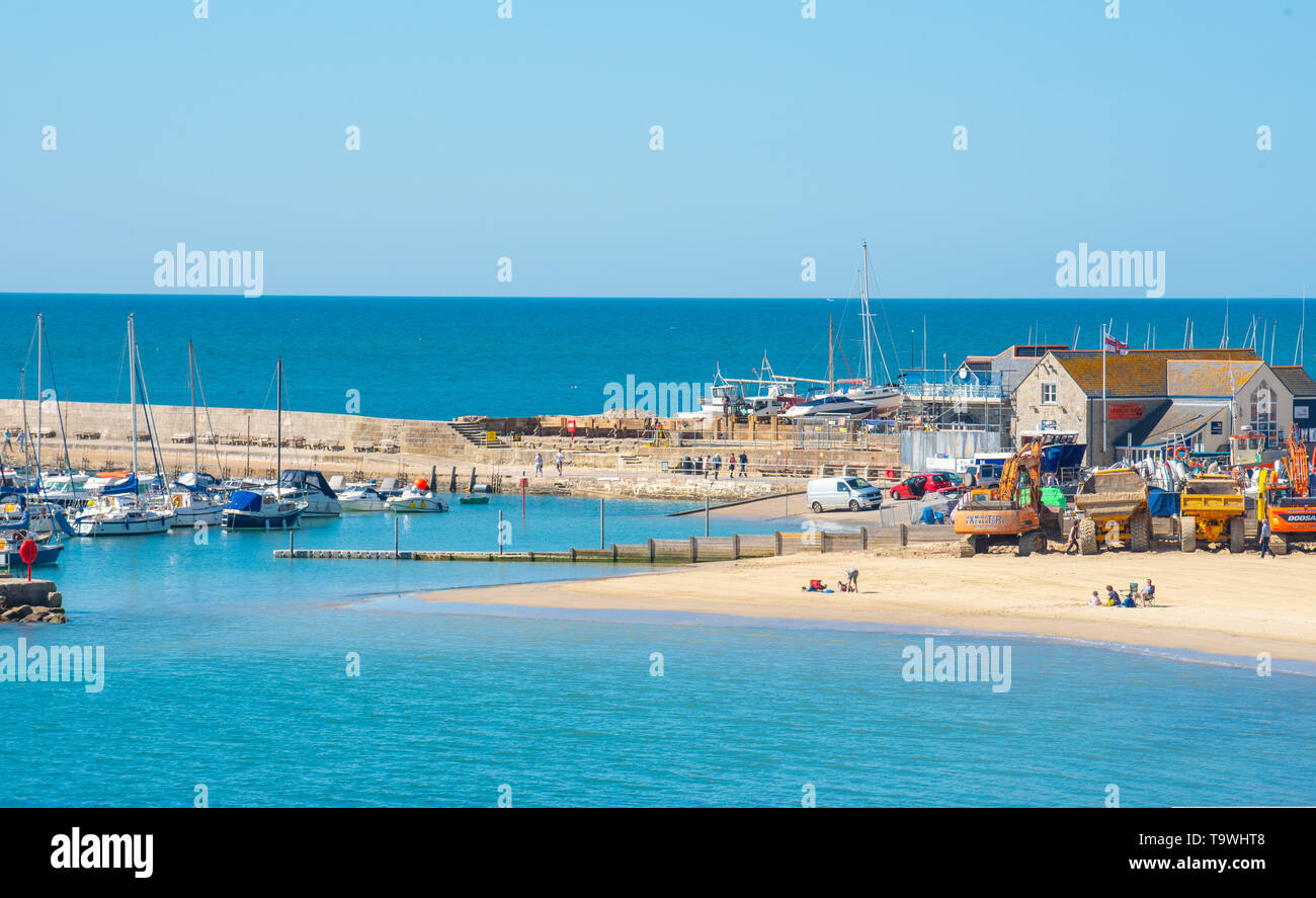 Lyme Regis, Dorset, UK. 21st May 2019. UK Weather: A beautiful morning of hot sunshine and bright blue skies at the seaside resort of Lyme Regis. Visitors enjoy the glorious sunny weather which is set to continue for the rest of the week.  Credit: Celia McMahon/Alamy Live News. Stock Photo