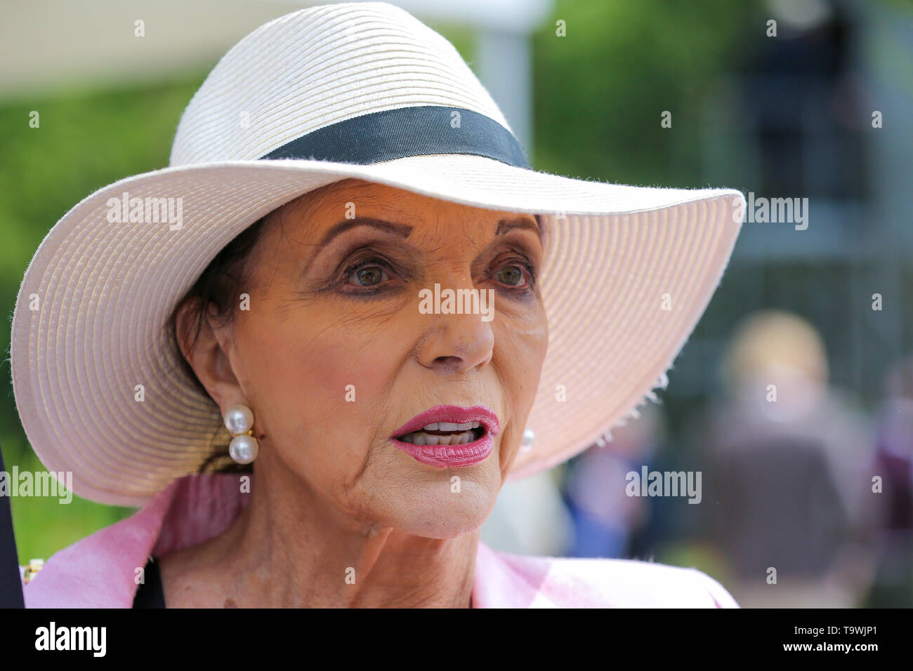 May 20, 2019 - London, United Kingdom - Joan Collins seen during the Chelsea Flower Show..The Royal Horticultural Society Chelsea Flower Show is an annual garden show over five days in the grounds of the Royal Hospital Chelsea in West London. The show is open to the public from 21 May until 25 May 2019. (Credit Image: © Dinendra Haria/SOPA Images via ZUMA Wire) Stock Photo