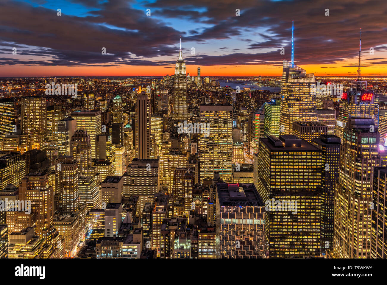 Manhattan urban skyline at sunset hi-res stock photography and images ...