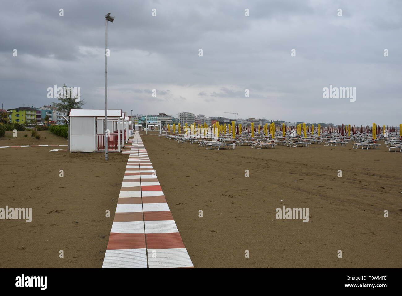 Caorle, Italien, Venetien, Venedig, Strand, Adria, Badestrand, Liege, Strandliege, Schirm, Sonnenschirm, Weg, Sand, Sandstrand, Baden, Ferien, Urlaub, Stock Photo