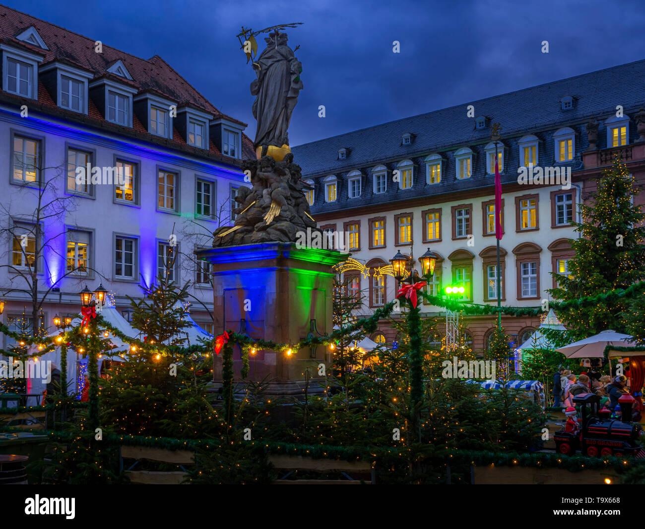 Christmas fair in the grain market in Heidelberg, Baden-Wurttemberg, Germany, Europe, Weihnachtsmarkt am Kornmarkt in Heidelberg, Baden-Württemberg, D Stock Photo