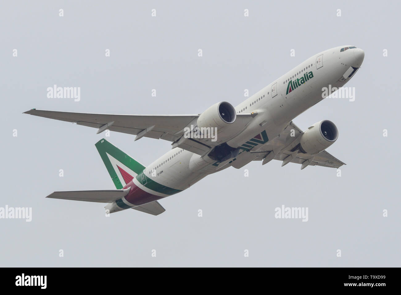Alitalia boeing 777 hi-res stock photography and images - Alamy