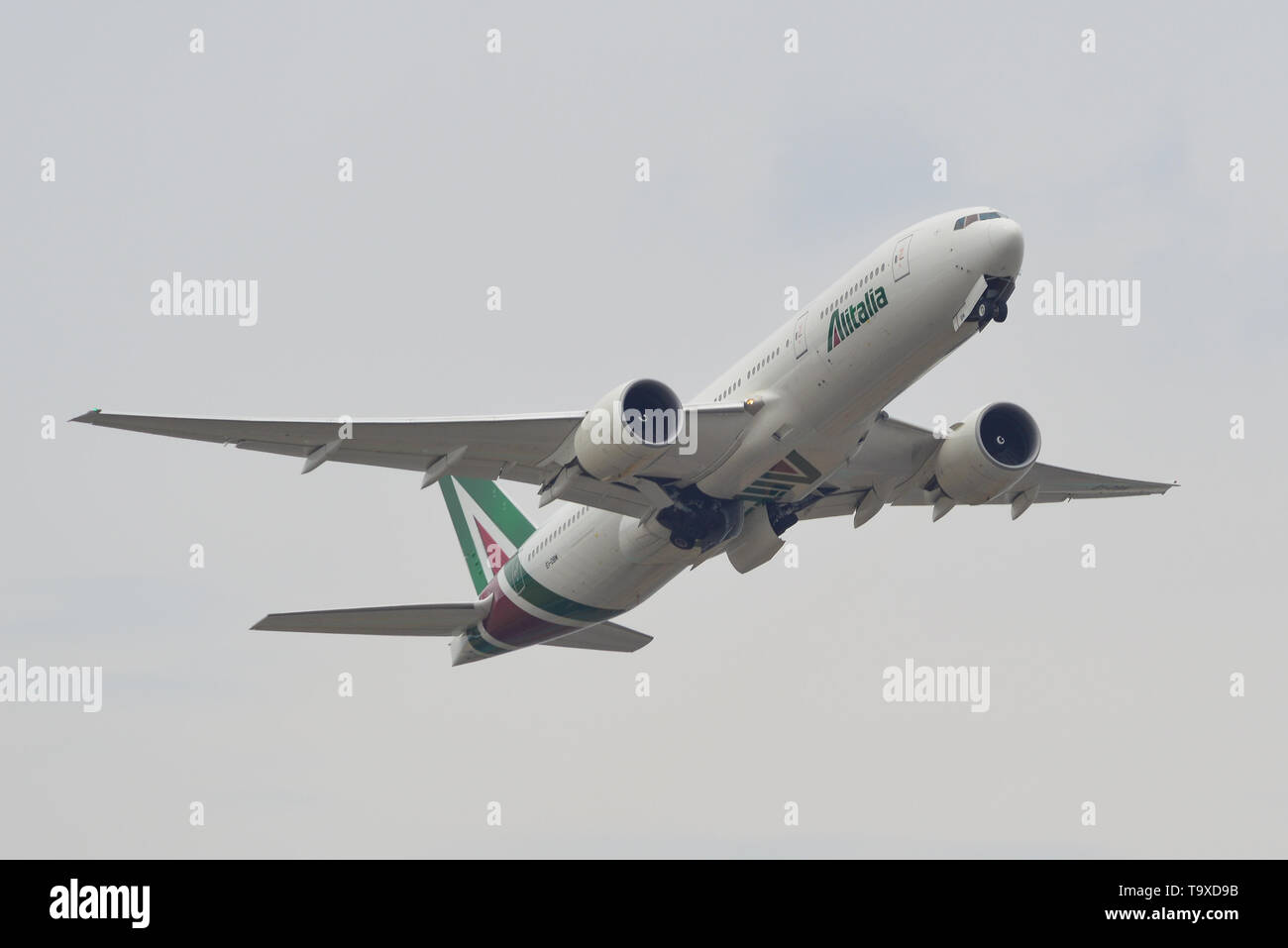 Alitalia boeing 777 hi-res stock photography and images - Alamy
