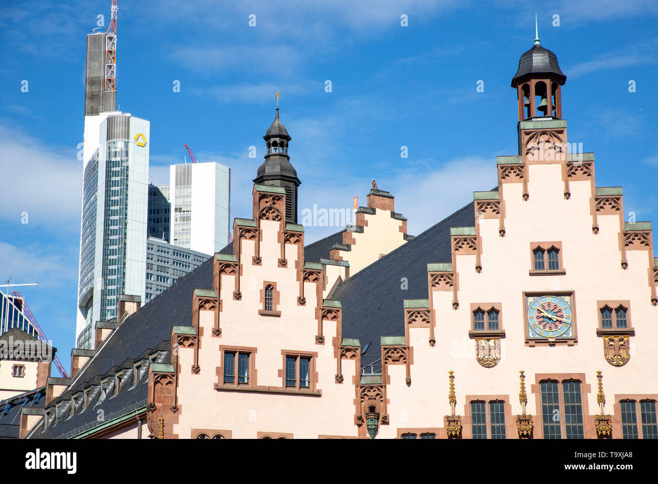 Der Römer, Rathaus von  Frankfurt am Main,  Wahrzeichen der Stadt, Treppengiebelfassade, hinten, modernes Bankhochaus der Commerzbank, Stock Photo