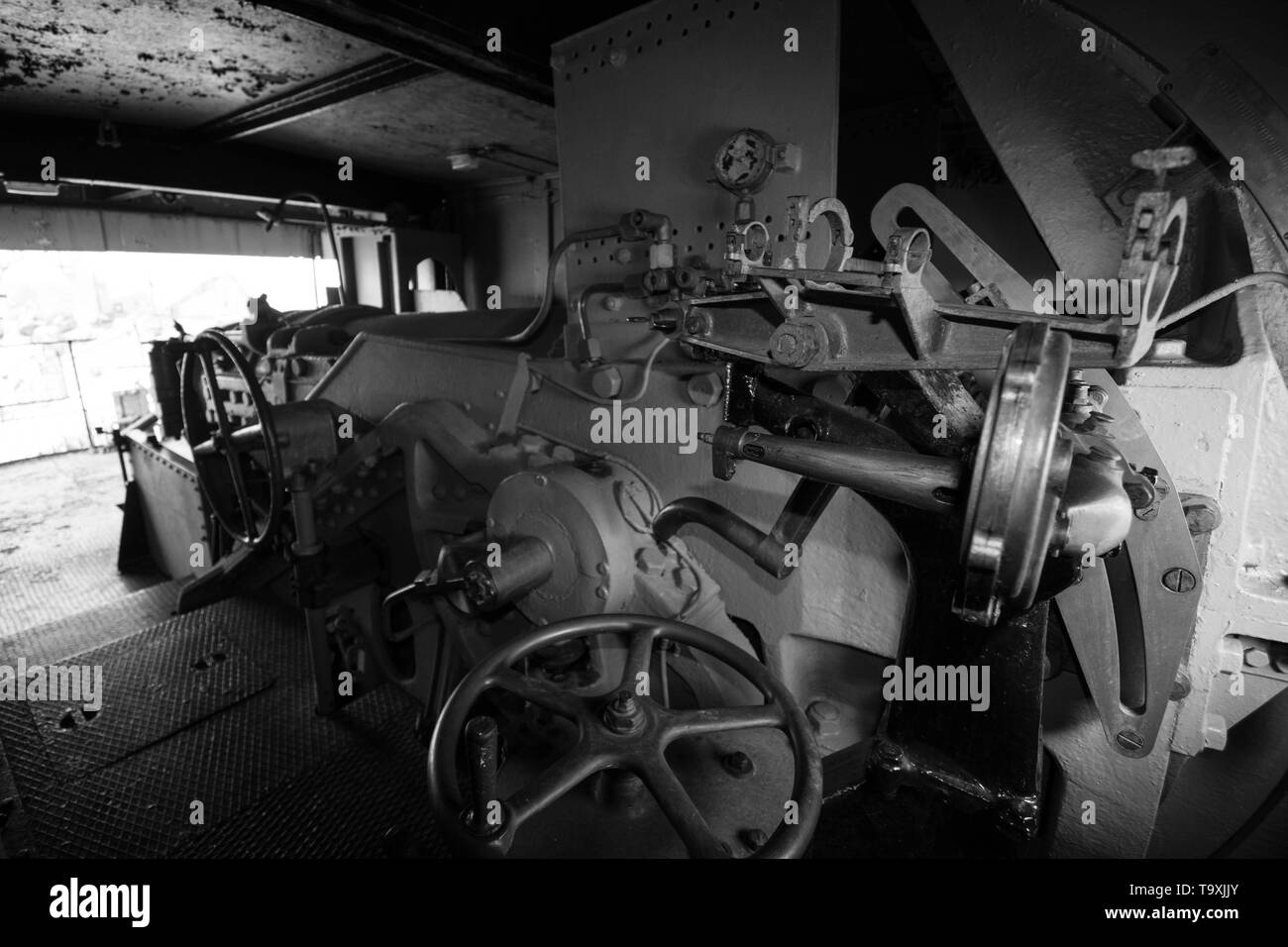 Gun mechanism motor engine revolving style type World War two on