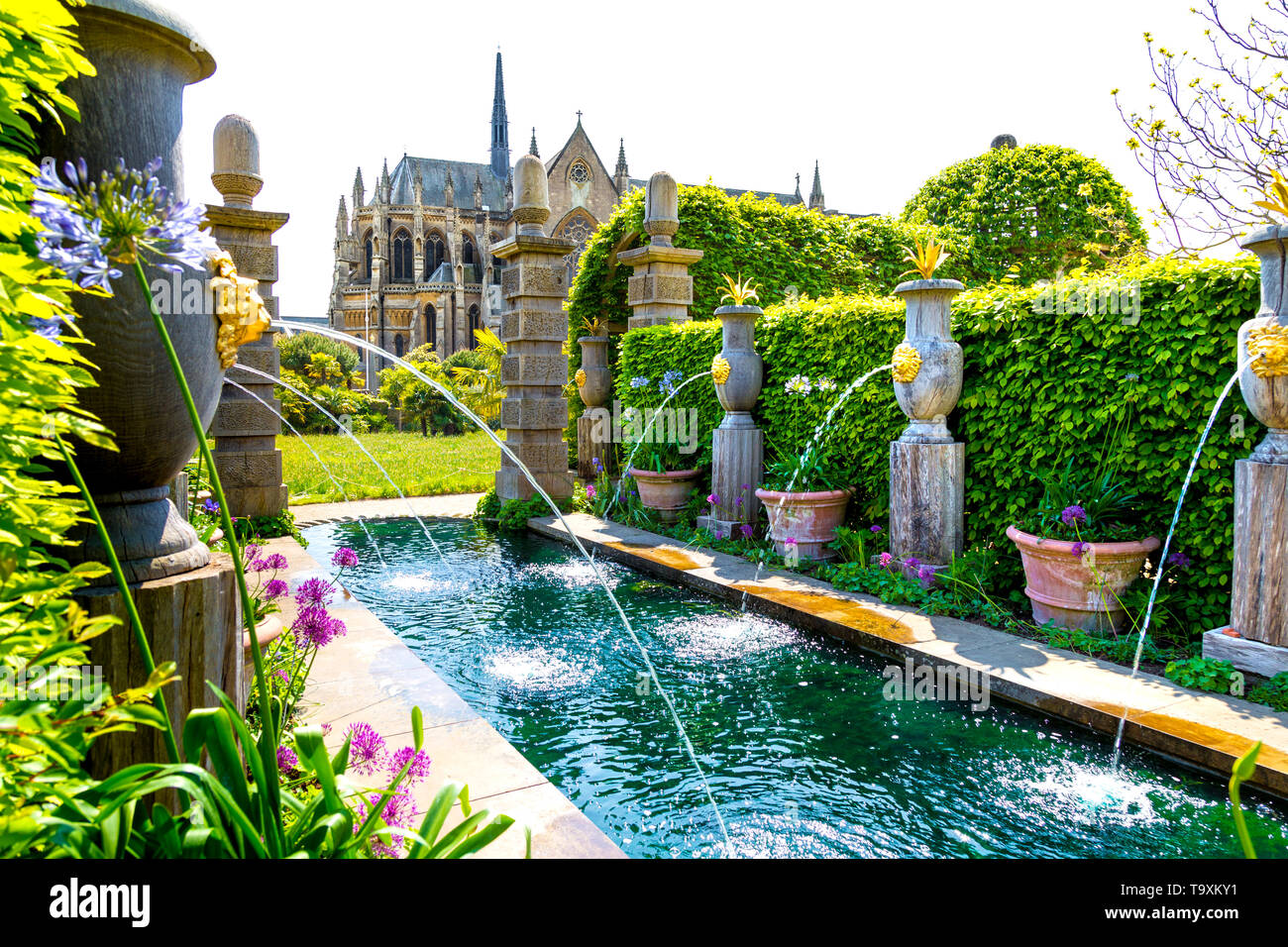 fountain-at-collector-earl-s-garden-at-arundel-castle-arundel-uk