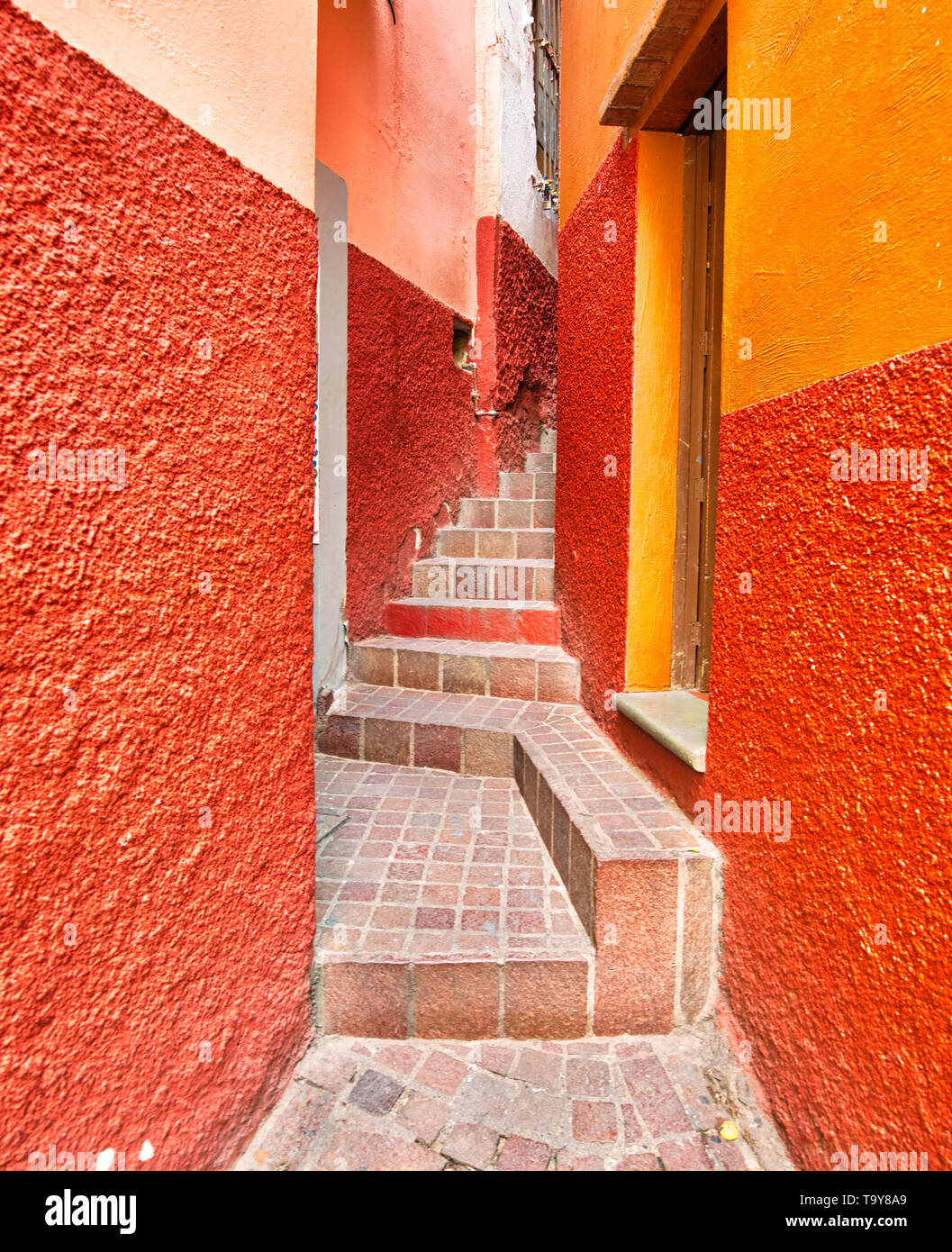 Romantic narrow Alley of the Kiss (Callejon del Beso) in Guanajuato ...