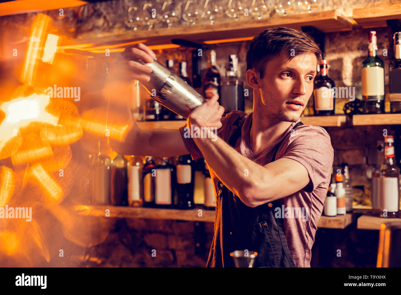 как баомен разливает ликёр. Into the drink. Into the drink. бармен неси мне свежий лед. девушка в красном с коктейлем.