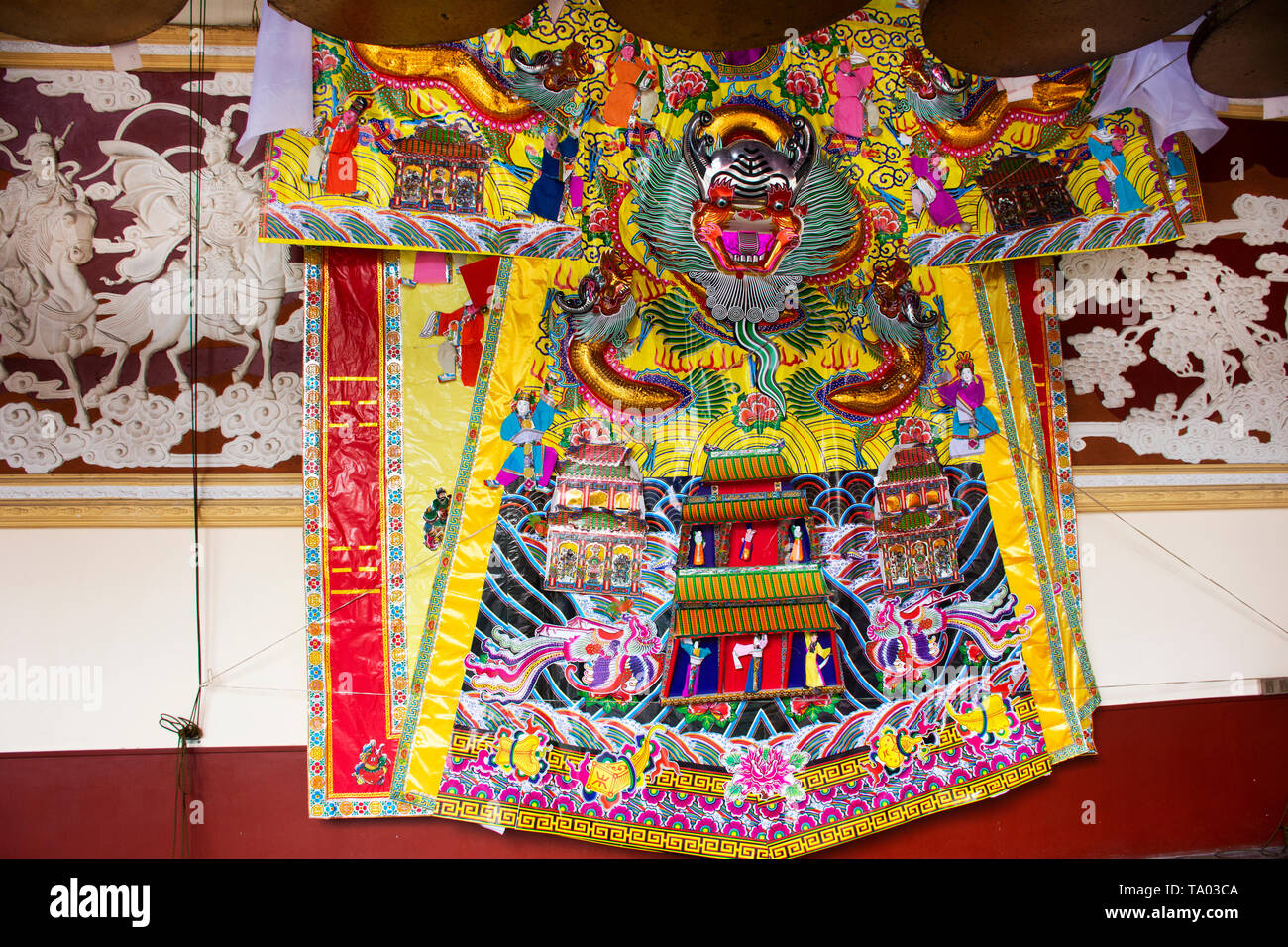 Chinese funeral paper offerings hi-res stock photography and images - Alamy