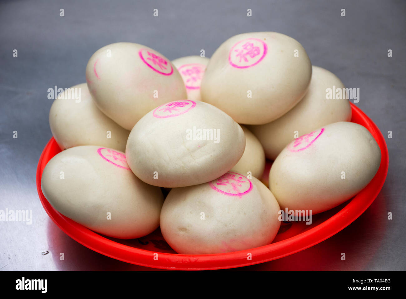 People use chinese steamed bread buns or Mantou sacrificial offering food for pray god and memorial to ancestor in Tiantan temple at Shantou or Swatow Stock Photo