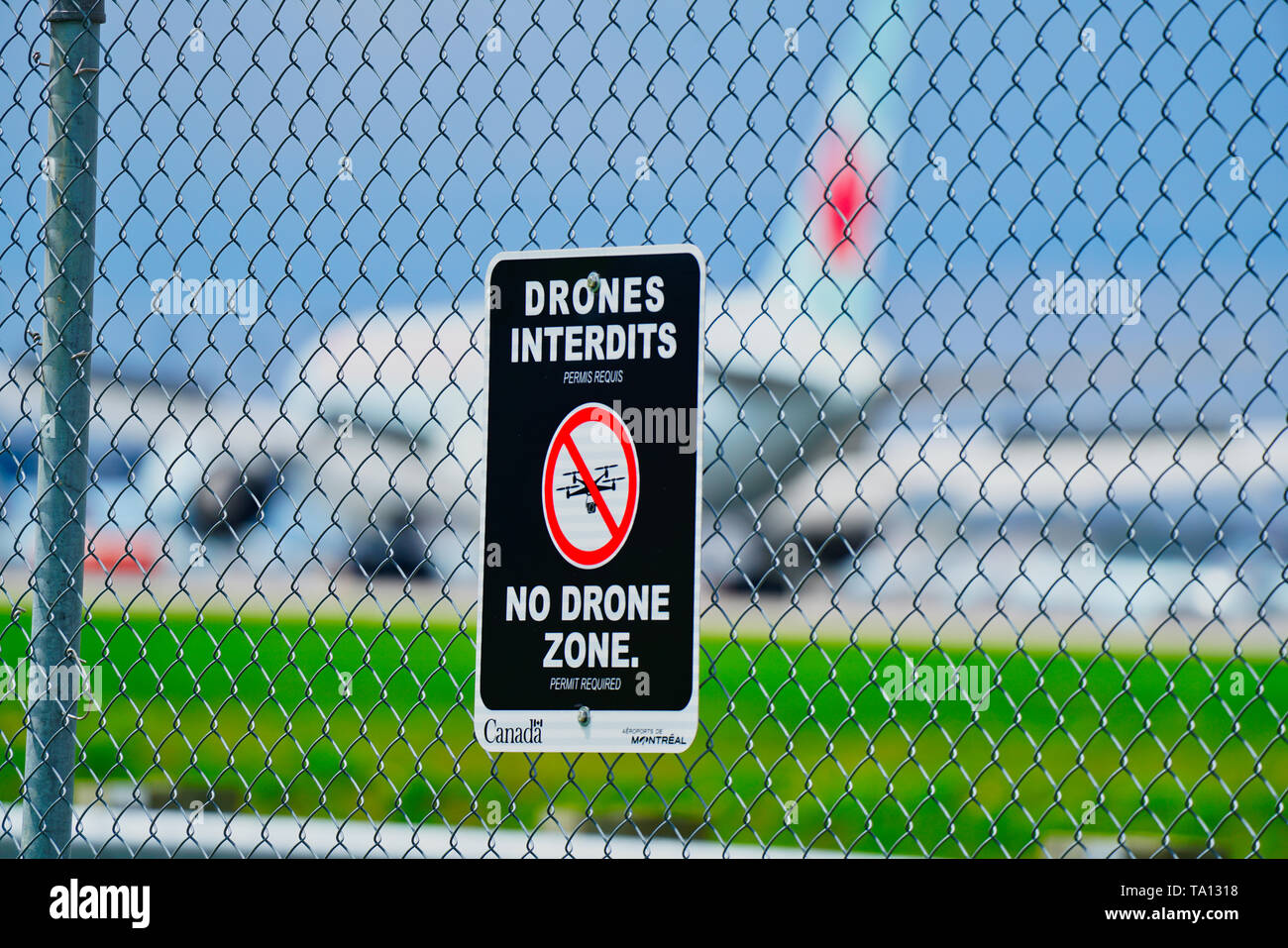 Montreal, Canada,May 20, 2019 No drones sign at Trudeau airport in Montreal,Quebec,Canada.Credit:Mario Beauregard/Alamy Live News Stock Photo