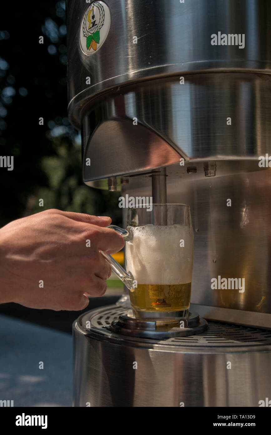 beer tasting at beer fountain Stock Photo Alamy