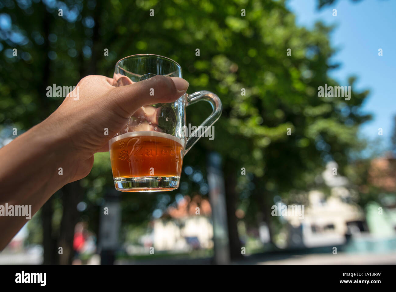 beer tasting at beer fountain Stock Photo Alamy