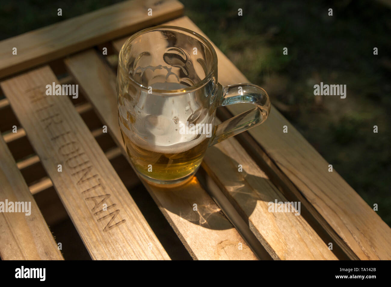 beer tasting at beer fountain Stock Photo Alamy