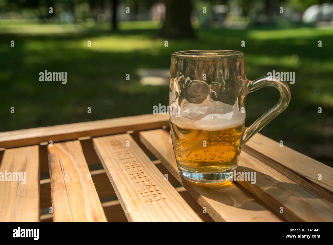 beer tasting at beer fountain Stock Photo Alamy