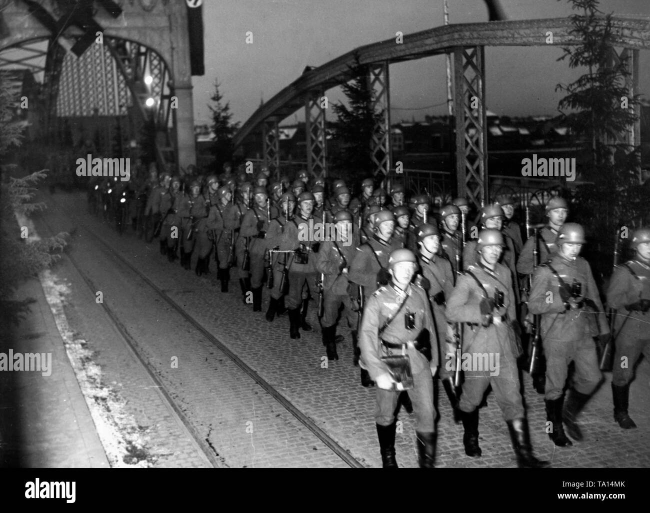 Following the German-Lithuanian treaty on the annexation of the Memelland, infantrymen of the German Wehrmacht march into the Memelland over the 'Queen Luise Bridge'. Stock Photo