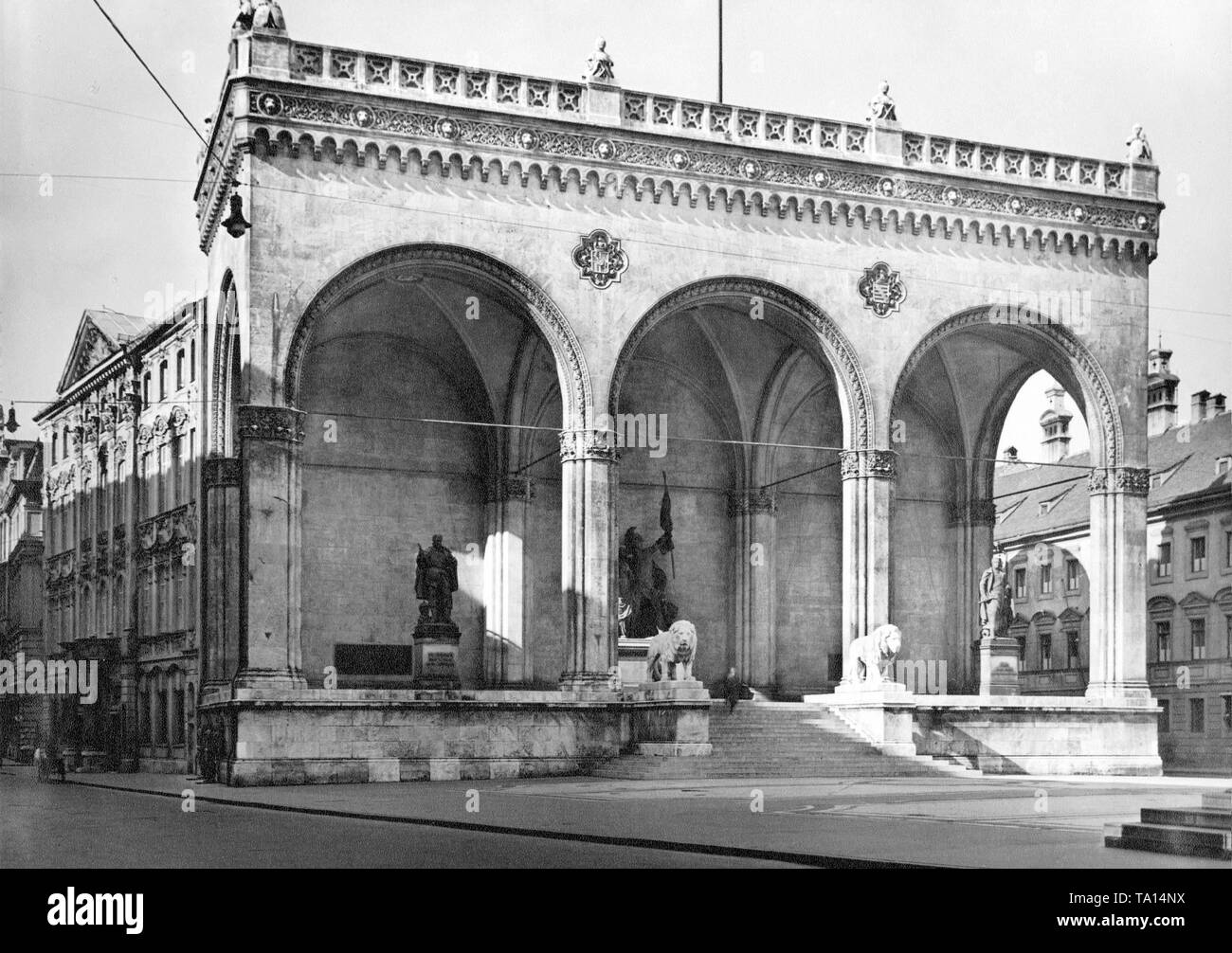 Avant et après: Odeonsplatz und Theatinerkirche von Ludwigskirche (1930 & 21/01/2016