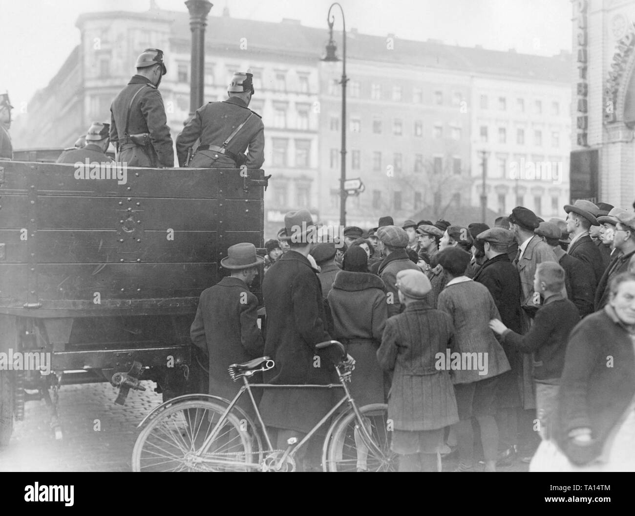 Following a demonstration a KPD member delivers a speech to the assembled workers at the Kuestrinerplatz, under the observation of the police. Stock Photo