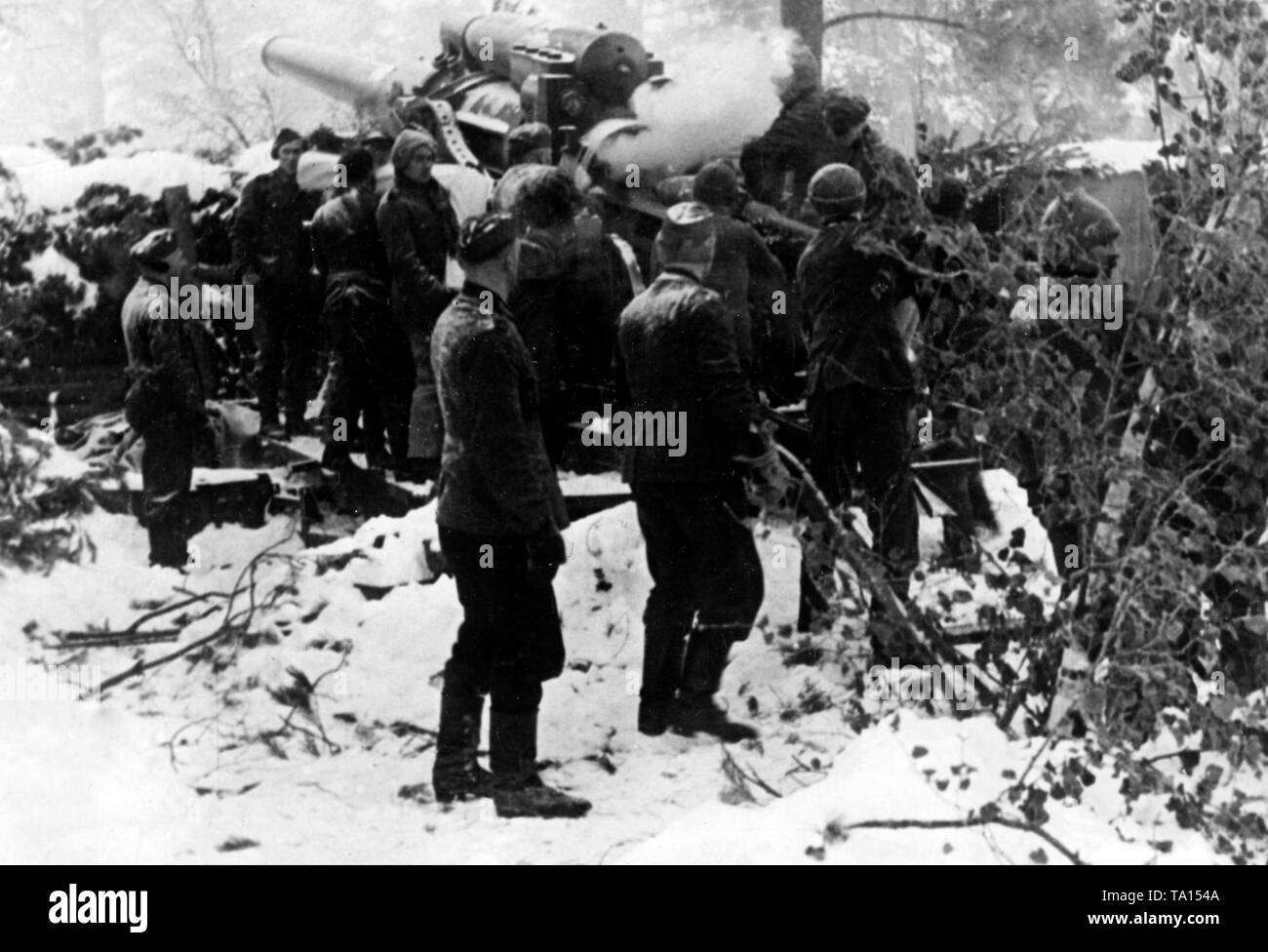 A 17-cm-Kanone 18 is operated by a gun crew at the gates of Leningrad. Photo of the Propaganda Company (PK): war correspondent Ebert. Stock Photo