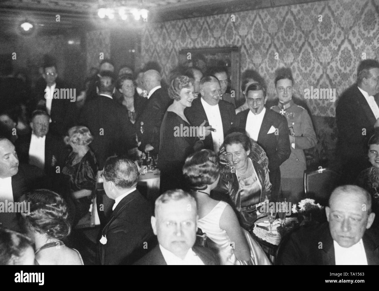 VIP box at the Film Ball in the Berlin Zoo. In the middle, UFA director Ernst Hugo Correl talks to director Ernst Lubitsch. Stock Photo