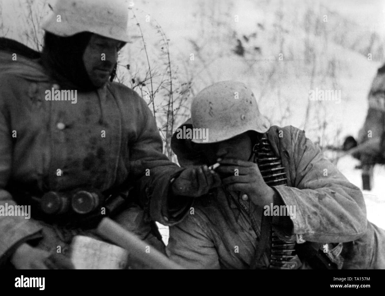 During a pause in the fighting, two German soldiers smoke a cigarette. They are situated at Dmitrijew-Lgowsk, about 70km southwest of Oryol (Orel). Photo of the Propaganda Company (PK): war correspondent Henisch. Stock Photo