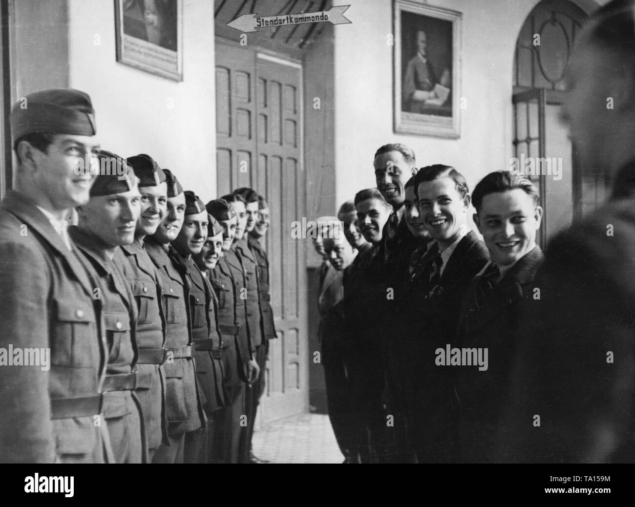 Undated photo of a group of legionaries of the Condor Legion (on the left in uniform), who have just arrived in Spain, and a group of soldiers returning to Germany (on the right in civilian clothes) in a barrack of the troop in 1939. Stock Photo