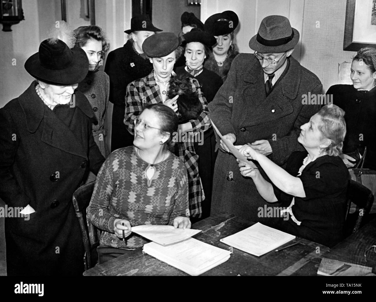 Issue of registration forms for the Arbeitseinsatz (labour deployment) of men and women in an office in Berlin. In accordance with the order of the General Plenipotentiary for Labour Deployment from 21.1.43. Photo: Schwan Stock Photo