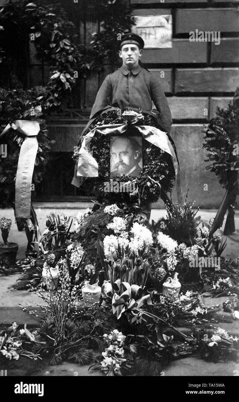 This photograph shows the funeral wreath with the image of Kurt Eisner, that was placed on the grave of Eisner. On 21.02.1919 Eisner was assassinated by the student Anton Graf von Arco auf Valley from the environment of the Thule Society. On the grief ribbon on the left in the picture stands: 'To the most honest German'. Eisner was the leader of the November Revolution in Munich and proclaimed the Bavarian Republic a free state. The Versammlung der Arbeiter- und Soldatenraete (Assembly of Workers' and Soldiers' Council) elected him as Bavarian Prime Minister. Stock Photo