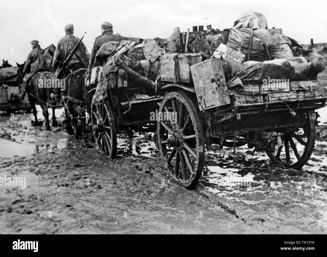 German soldiers pushing their way through the mud with their horse-drawn carts in the Northern section of the Eastern Front. Photo of the Propaganda Company (PK): war correspondent Freckman. Stock Photo
