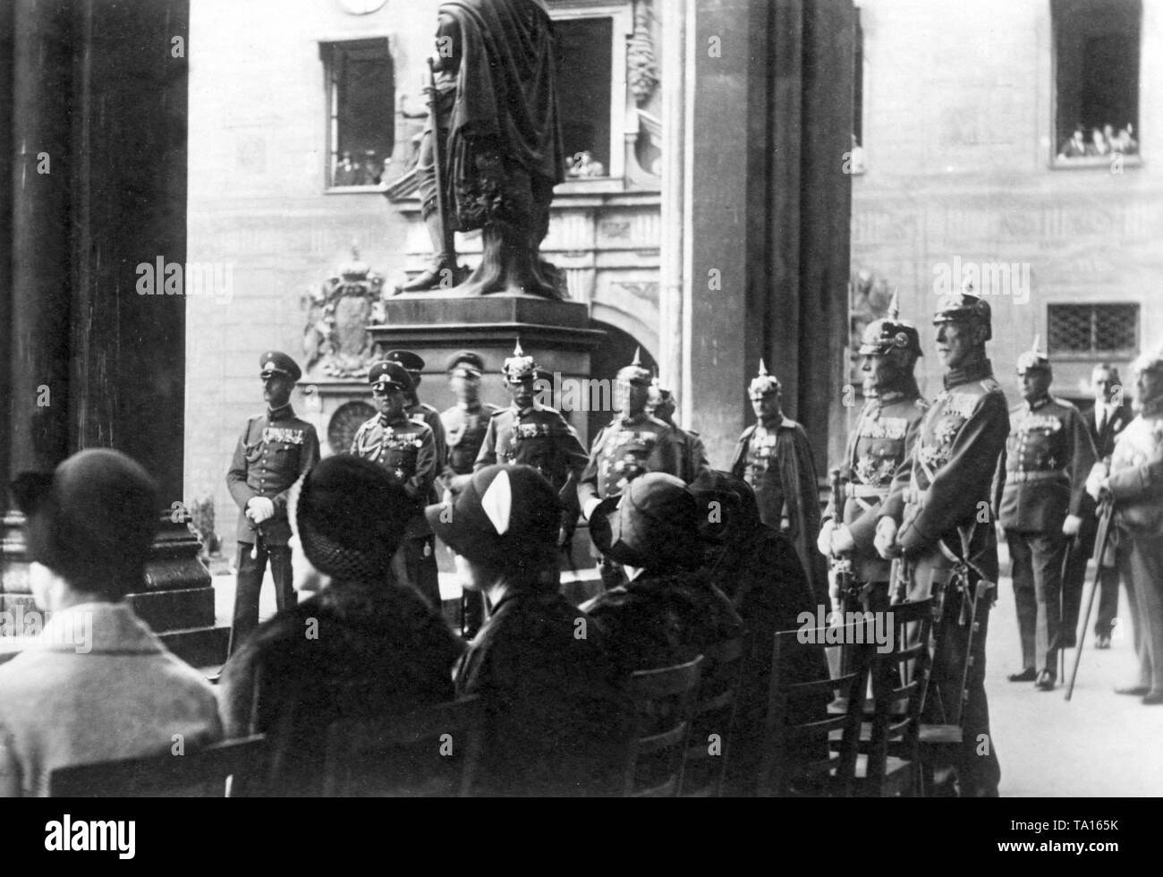 On the 75th birthday of the well-known Bavarian military leader, Colonel-General Felix Ludwig, Graf von Bothmer, at the Feldherrnhalle in Munich are consecrated  two commemorative plaques for the fallen of the Bavarian Army in the First World War and the glories of the Bavarian Army in general.  The celebration is attended by the heads of state and city authorities.From left to right standing next to the chairs Colonel-General Felix Ludwig Graf von Bothmer and Rupprecht, Crown Prince of Bavaria. Stock Photo
