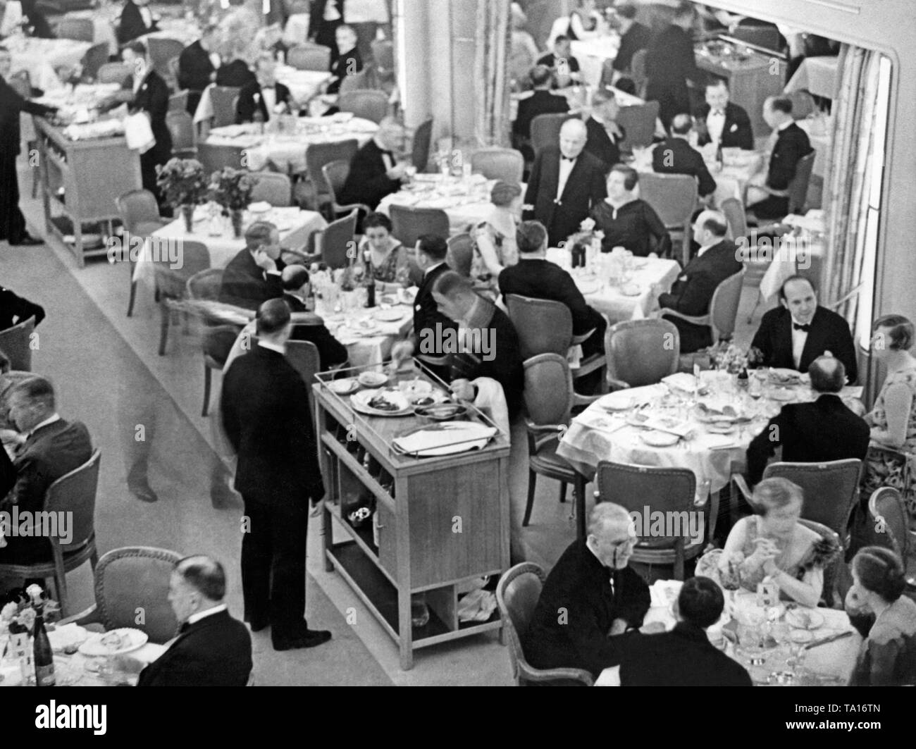 1930s dining room hi-res stock photography and images - Alamy