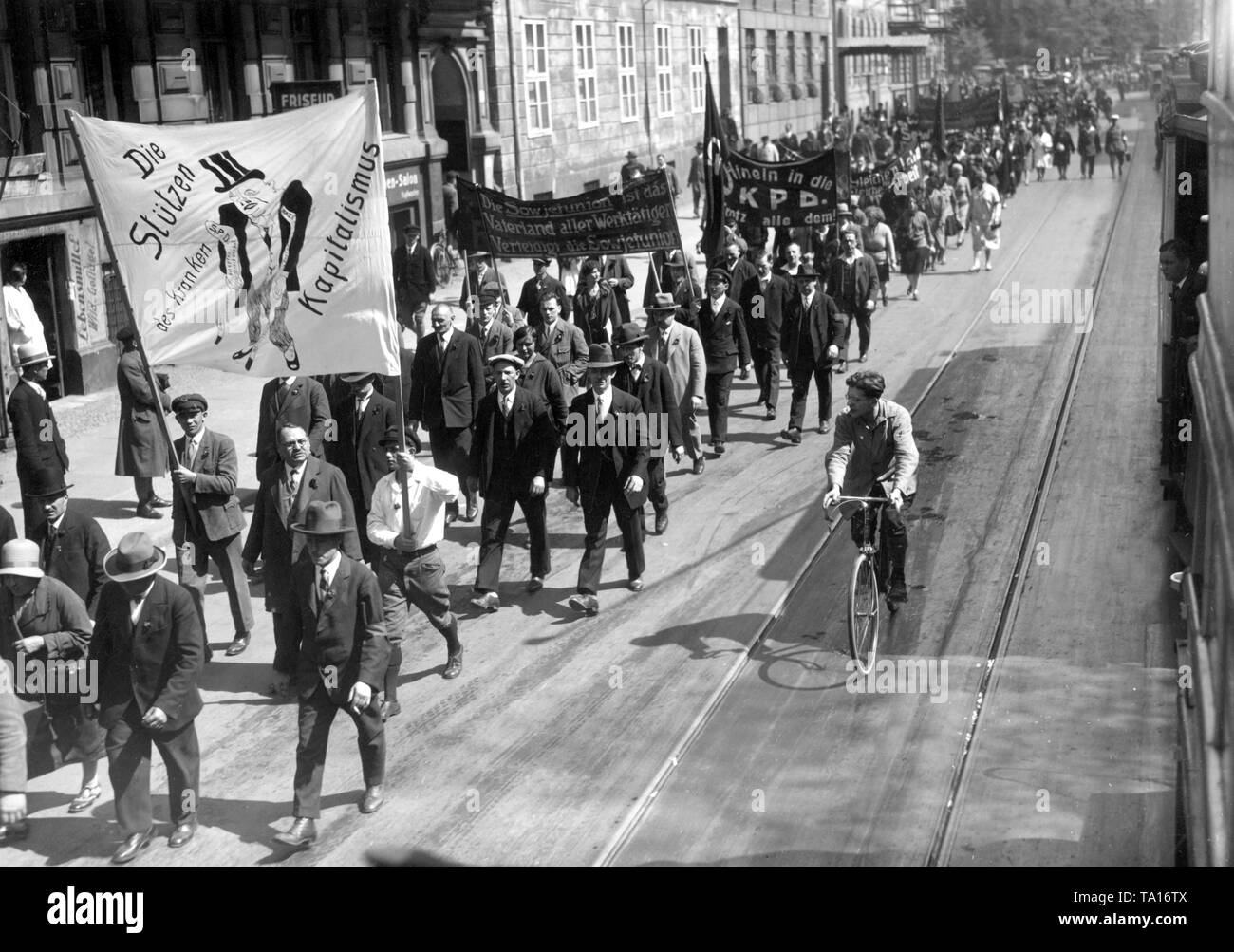 The demonstrators carry a banner on which the SPD is presented as a crutch for the collapsing capitalism. On another banner, the following can be read: 'The Soviet Union is the fatherland of all workers. Defend the Soviet Union'. Stock Photo