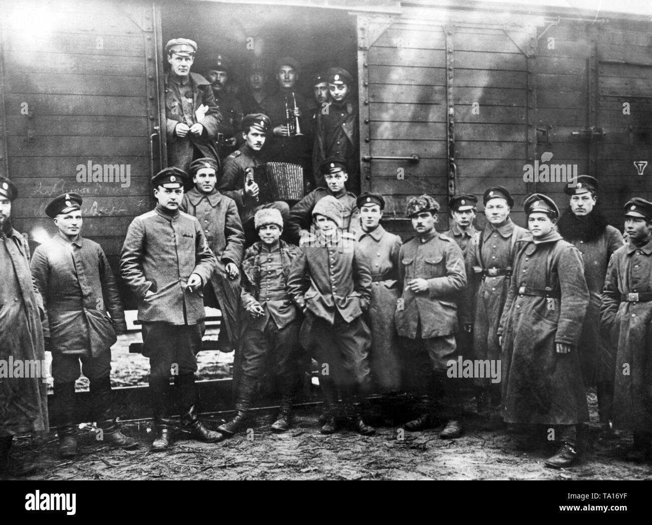 At the pressure of the Allies the German Freikorps units have to withdraw from the Baltic States. Here is a mixed company of soldiers of the German 'Iron Division' and the West Russian Liberation Army under Fuerst Pavel Rafalovich Bermont-Avalov shortly before their homeward journey by train. Stock Photo