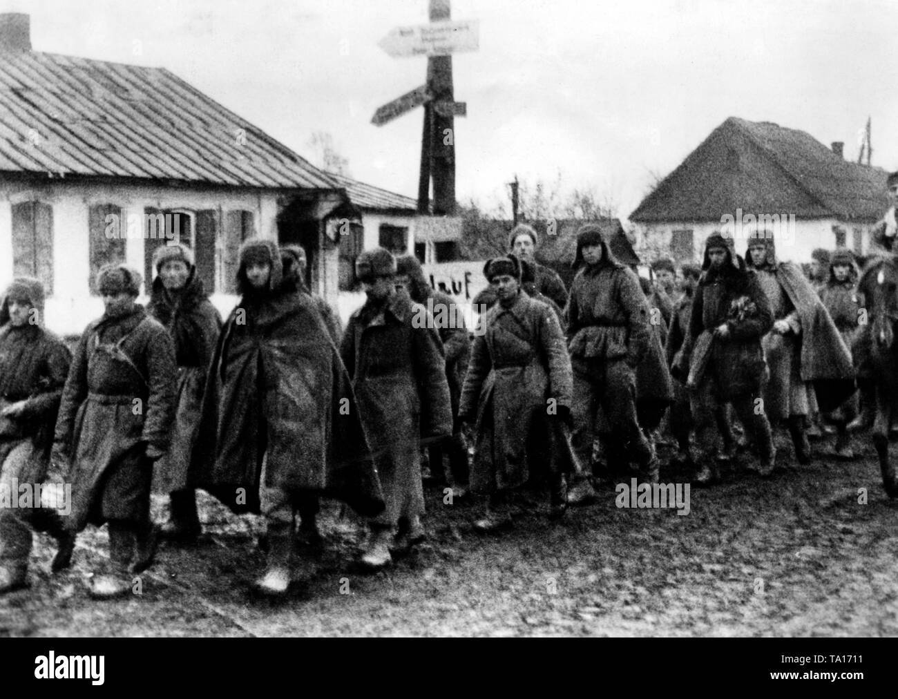 Soviet prisoners of war are walking down a street in the direction of the POW camp in the Ukrainian town of Shytomyr (Zhitomir). Photo of the Propaganda Company (PK): War correspondent Carl. Stock Photo