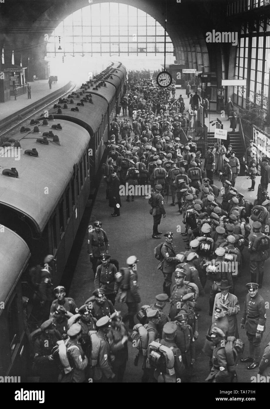 On the occasion of the Reich leadership meeting of the Stahlhelm, a special train with participants from the Ostmarkt and Brandenburg arrives at the Hannover Hauptbahnhof. On the right, a woman carries a sign for the 'Bund Koenigin Luise' (Women's Organization of the Stahlhelm). On the right, there is a banner with the inscription 'Front heil!'. Stock Photo