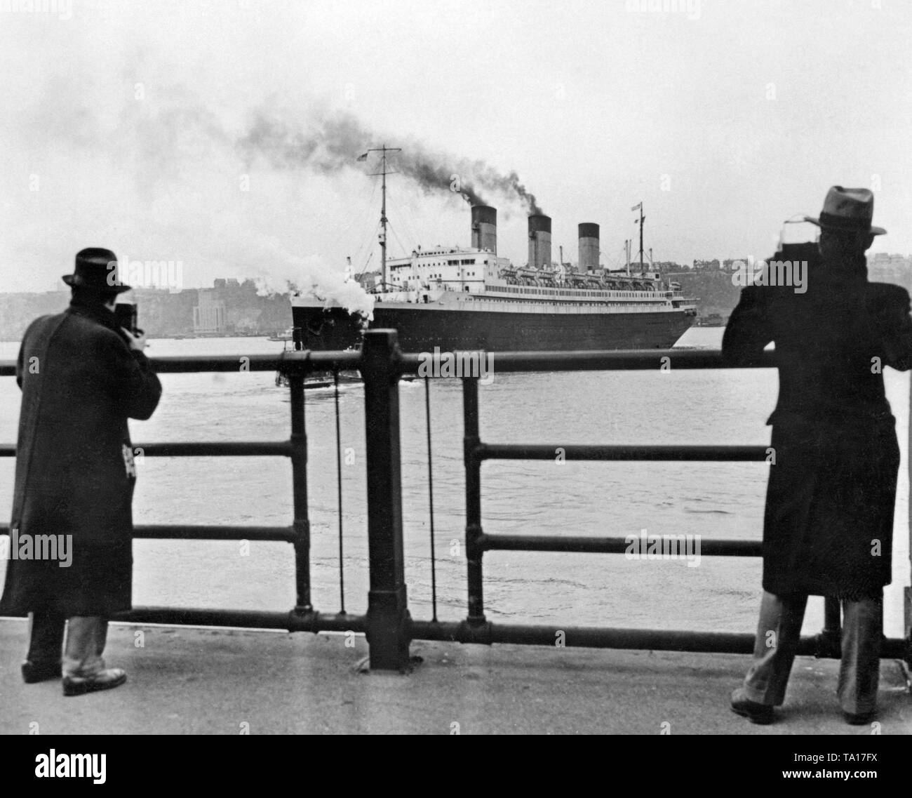The French ocean liner 'Ile de France' sails on the Hudson River to her new mooring, Pier 10 on Staten Island, where she remained until March 1940. Stock Photo