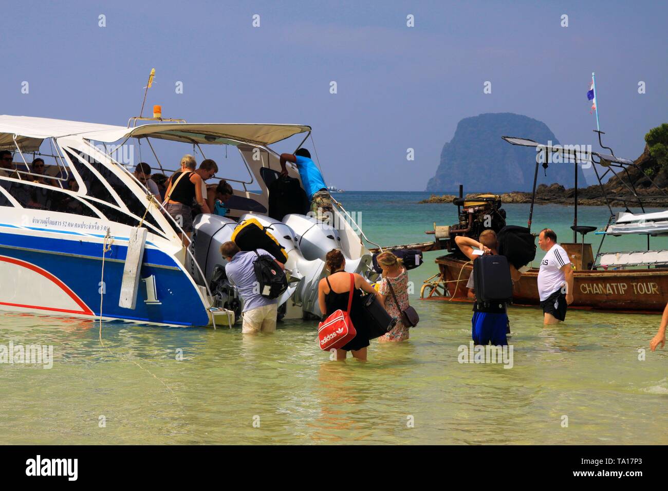KO MOK, THAILAND (ANDAMAN SEA) - DECEMBER 28. 2013: Island hopping in  Andaman sea - Tourists enter speed boat over outboard motor on tropical  island Stock Photo - Alamy