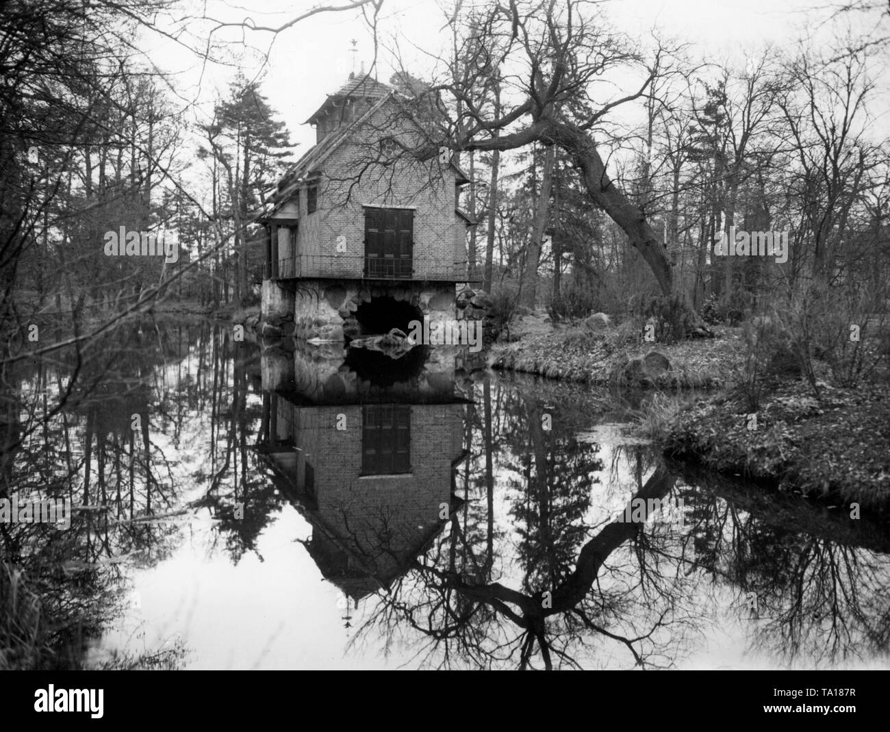 View of the Chinese house in the garden of the Baroque castle Oranienbaum near Dessau, Anhalt, Prussia. The castle was built in 1685 by Prince Johann Georg II of Anhalt-Dessau and belongs to the four mother houses of the Dutch royal house, House of Oranien-Nassau. Stock Photo