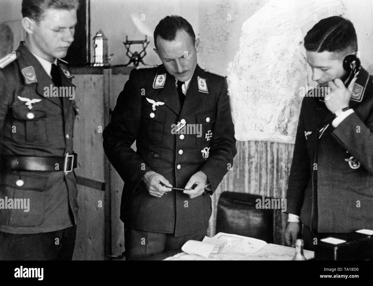Officers of the Luftwaffe discuss the air support for the Wehrmacht on the first day of the Battle of France. The bombing of French airfields at the beginning of the Battle of France on May 10, 1940, secured the air superiority of the Luftwaffe. Photo: war correspondent Spieht. Stock Photo