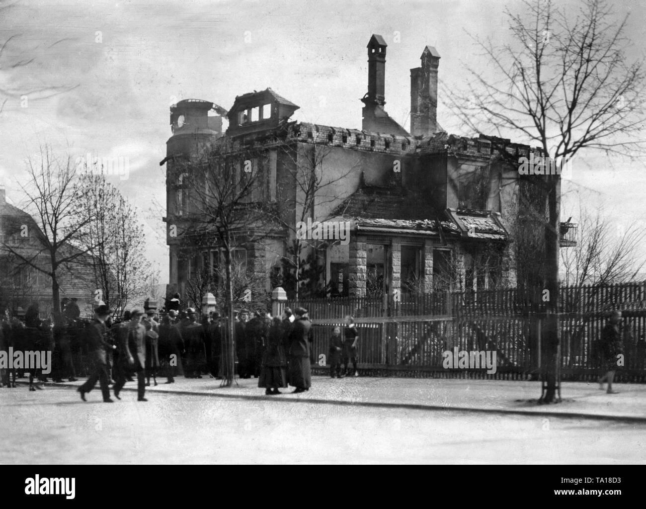 The anger of the poor population, especially in the Vogtland, is directed against numerous war profiteers, manufacturers and rich people. Following the arson attack call of Max Hoelzl, a few mansions were set on fire, just like the house of the manufacturer Krohensherdt in Falkenstein in the Vogtland. Stock Photo