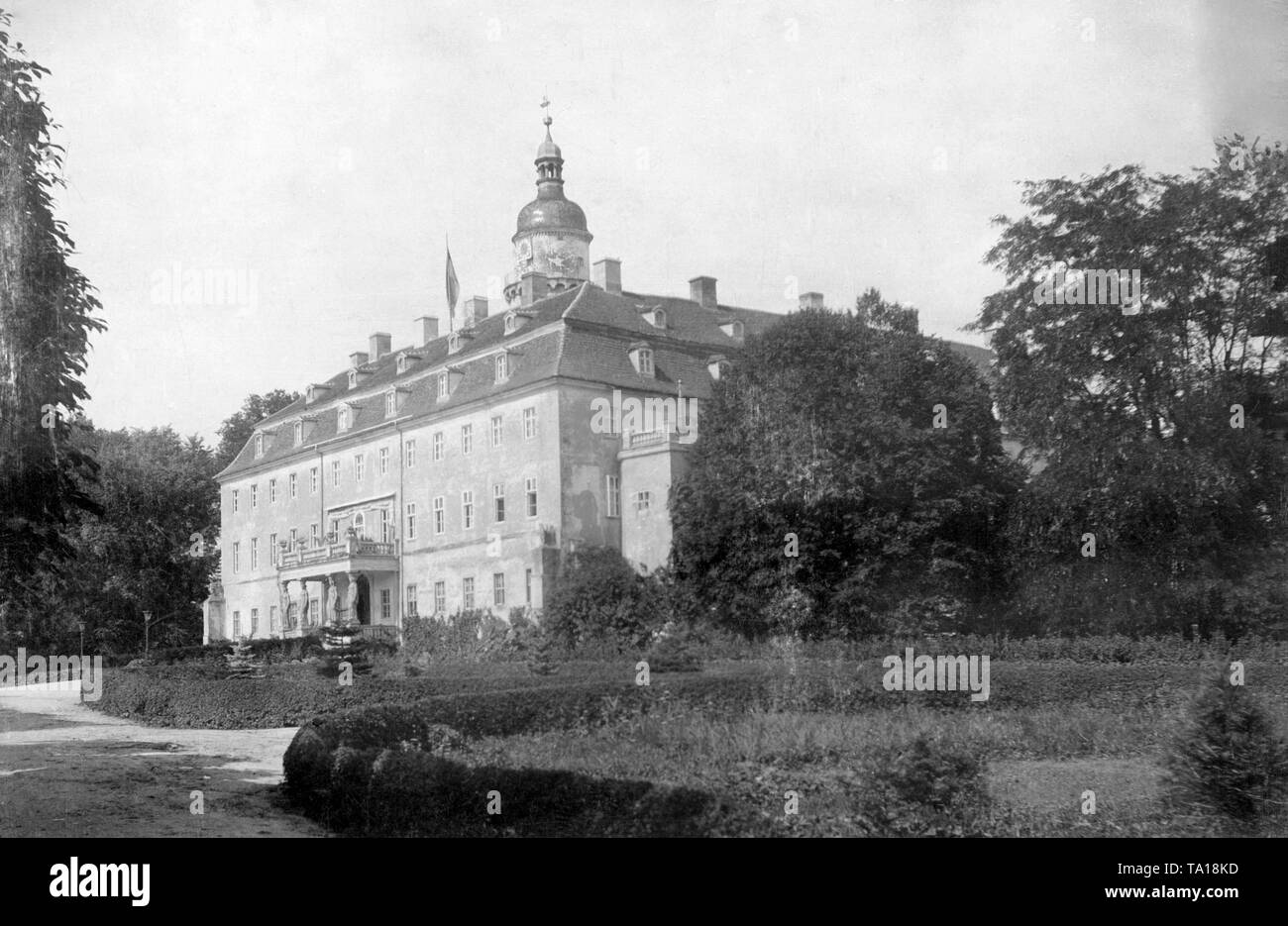 Front view of the castle and park of Sonnenburg near Frankfurt an der Oder, Prussia. The ancestral seat of thecCounts of Solms-Sonnenwalde. Stock Photo