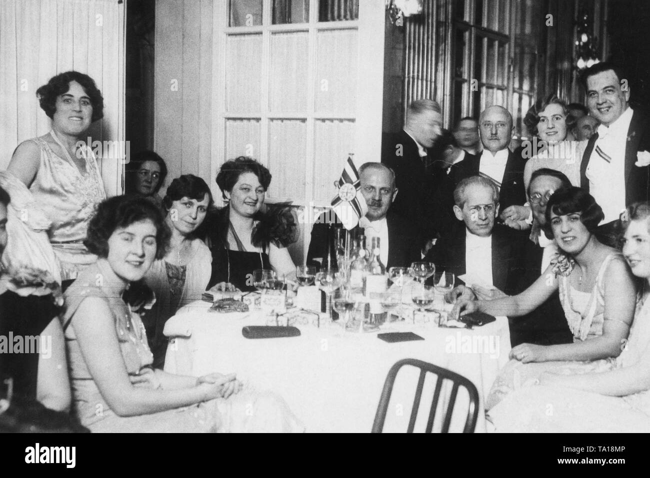 Members of the Koesener Senioren-Convents-Verband organized a ball In the Berlin Hotel Esplanada. Right with pince nez, the poet Arno Holz. On the table stands a flag of the association. Stock Photo