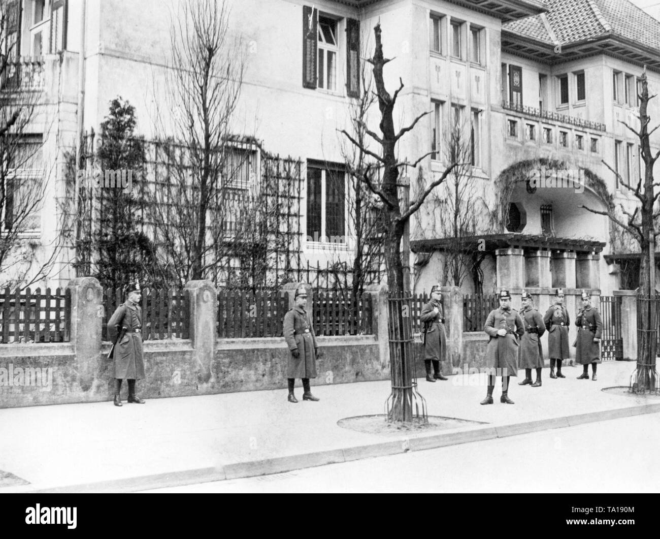 Police in front of the private apartment of the newly elected President of the Reich, Paul von Hindenburg, at the end of April, 1925. There were fears of demonstrations by the Left against the election of the former Field Marshal General. Stock Photo