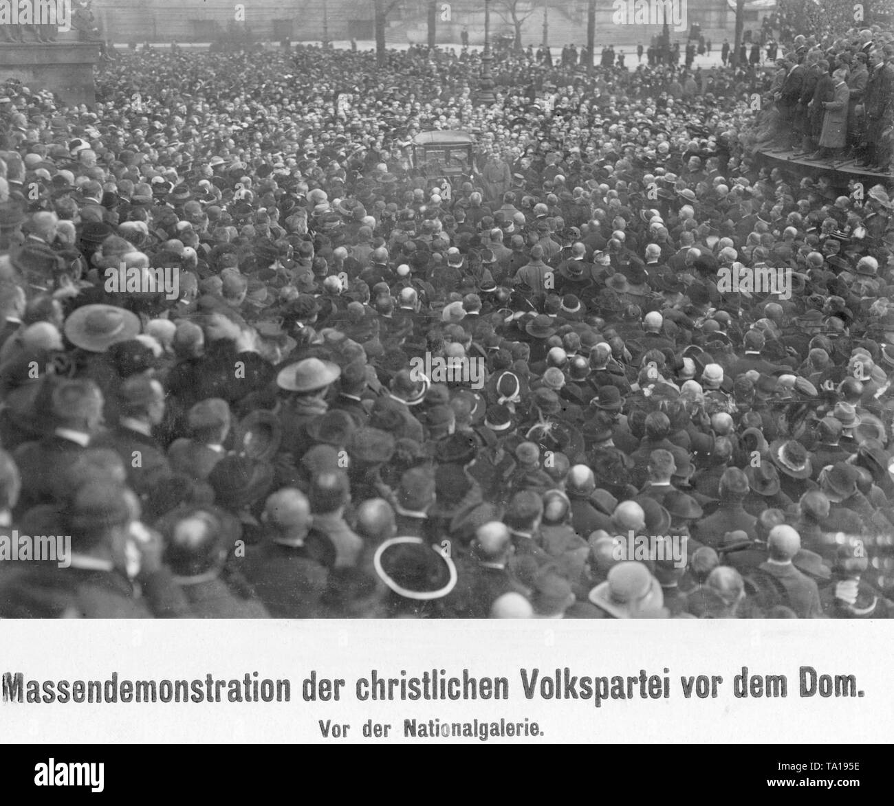 Supporters of the Centre Party, which at that time still bore the alternative name of Christliche Volkspartei (Christian People's Party) gather before the Nationalgalerie in Berlin. Stock Photo