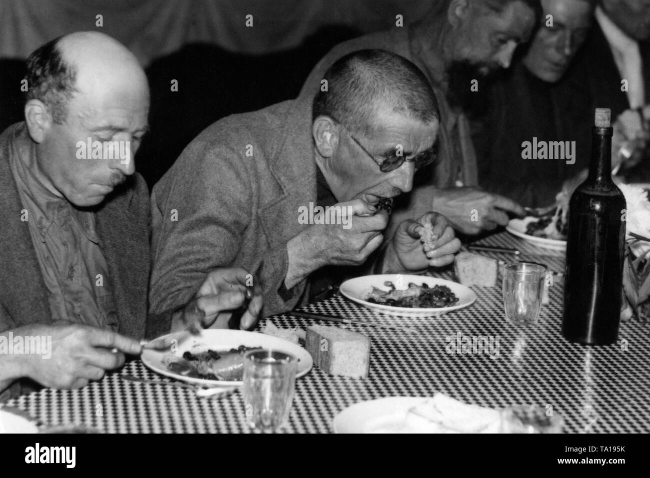 French prisoners of war, who have been released for health reasons from captivity and are now being repatriated, arrive in Chalon-sur-Marne at the Franco-German demarcation lines. In this case, they are World War I combatants, here they are eating a meal. Stock Photo